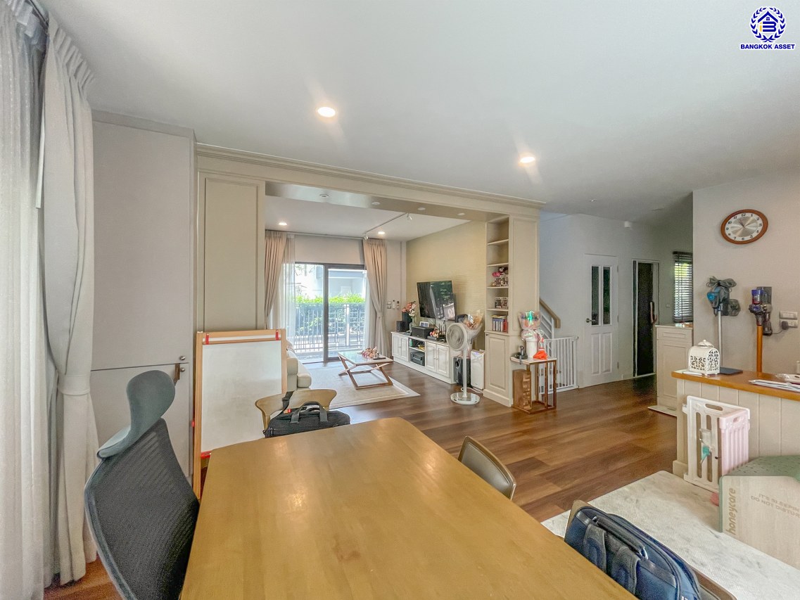 *****บ้านเดี่ยวมือสองกรุงเทพ โครงการ เซนโทร รามอินทรา-จตุโชติ เนื้อที่ 58.10 ตร.ว. พื้นที่ใช้สอย 225 ตร.ม. ฟังก์ชัน 4 ห้องนอน 3 ห้องน้ำ 2 ที่จอดรถ บนทำเลเดินทางสะดวก เชื่อมต่อถนนจตุโชติ, ถนนสุขาภิบาล5, ถนนหทัยราษฎร์, ถนนรัชดา-รามอินทรา ใกล้จุดขึ้นทางด่วน "รามอินทรา-อาจณรงค์(ฉลองรัช)" และ ใกล้แฟชั่นไอส์แลนด์, เดอะพรอมานาด