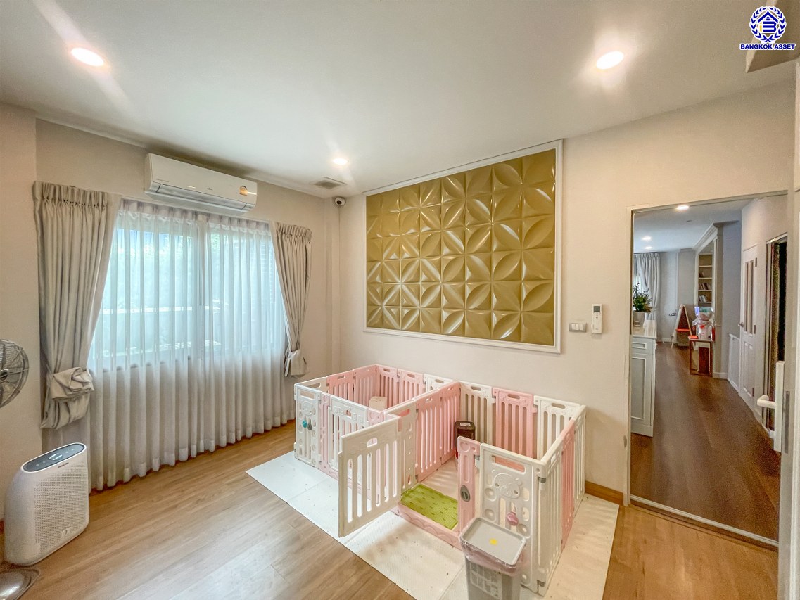 *****บ้านเดี่ยวมือสองกรุงเทพ โครงการ เซนโทร รามอินทรา-จตุโชติ เนื้อที่ 58.10 ตร.ว. พื้นที่ใช้สอย 225 ตร.ม. ฟังก์ชัน 4 ห้องนอน 3 ห้องน้ำ 2 ที่จอดรถ บนทำเลเดินทางสะดวก เชื่อมต่อถนนจตุโชติ, ถนนสุขาภิบาล5, ถนนหทัยราษฎร์, ถนนรัชดา-รามอินทรา ใกล้จุดขึ้นทางด่วน "รามอินทรา-อาจณรงค์(ฉลองรัช)" และ ใกล้แฟชั่นไอส์แลนด์, เดอะพรอมานาด