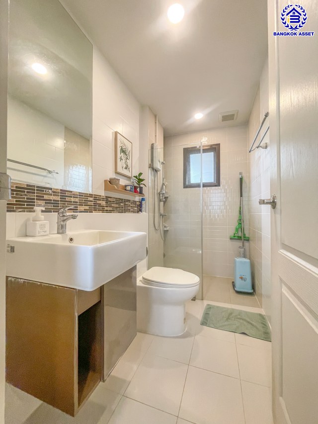 *****บ้านเดี่ยวมือสองกรุงเทพ โครงการ เซนโทร รามอินทรา-จตุโชติ เนื้อที่ 58.10 ตร.ว. พื้นที่ใช้สอย 225 ตร.ม. ฟังก์ชัน 4 ห้องนอน 3 ห้องน้ำ 2 ที่จอดรถ บนทำเลเดินทางสะดวก เชื่อมต่อถนนจตุโชติ, ถนนสุขาภิบาล5, ถนนหทัยราษฎร์, ถนนรัชดา-รามอินทรา ใกล้จุดขึ้นทางด่วน "รามอินทรา-อาจณรงค์(ฉลองรัช)" และ ใกล้แฟชั่นไอส์แลนด์, เดอะพรอมานาด