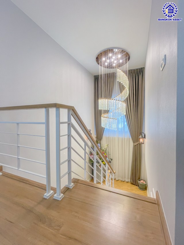 *****บ้านเดี่ยวมือสองกรุงเทพ โครงการ เซนโทร รามอินทรา-จตุโชติ เนื้อที่ 58.10 ตร.ว. พื้นที่ใช้สอย 225 ตร.ม. ฟังก์ชัน 4 ห้องนอน 3 ห้องน้ำ 2 ที่จอดรถ บนทำเลเดินทางสะดวก เชื่อมต่อถนนจตุโชติ, ถนนสุขาภิบาล5, ถนนหทัยราษฎร์, ถนนรัชดา-รามอินทรา ใกล้จุดขึ้นทางด่วน "รามอินทรา-อาจณรงค์(ฉลองรัช)" และ ใกล้แฟชั่นไอส์แลนด์, เดอะพรอมานาด