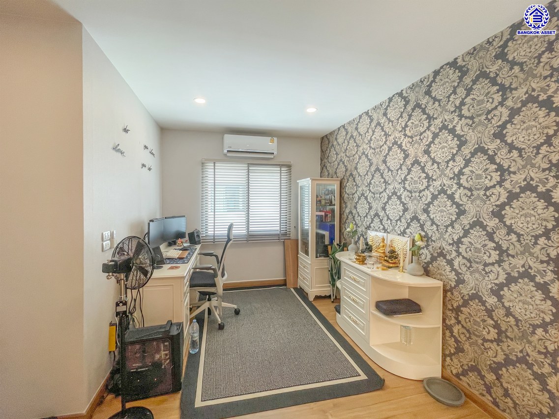 *****บ้านเดี่ยวมือสองกรุงเทพ โครงการ เซนโทร รามอินทรา-จตุโชติ เนื้อที่ 58.10 ตร.ว. พื้นที่ใช้สอย 225 ตร.ม. ฟังก์ชัน 4 ห้องนอน 3 ห้องน้ำ 2 ที่จอดรถ บนทำเลเดินทางสะดวก เชื่อมต่อถนนจตุโชติ, ถนนสุขาภิบาล5, ถนนหทัยราษฎร์, ถนนรัชดา-รามอินทรา ใกล้จุดขึ้นทางด่วน "รามอินทรา-อาจณรงค์(ฉลองรัช)" และ ใกล้แฟชั่นไอส์แลนด์, เดอะพรอมานาด