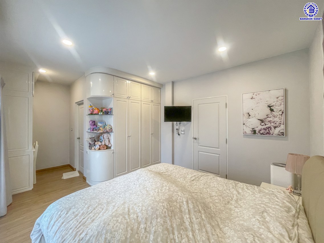 *****บ้านเดี่ยวมือสองกรุงเทพ โครงการ เซนโทร รามอินทรา-จตุโชติ เนื้อที่ 58.10 ตร.ว. พื้นที่ใช้สอย 225 ตร.ม. ฟังก์ชัน 4 ห้องนอน 3 ห้องน้ำ 2 ที่จอดรถ บนทำเลเดินทางสะดวก เชื่อมต่อถนนจตุโชติ, ถนนสุขาภิบาล5, ถนนหทัยราษฎร์, ถนนรัชดา-รามอินทรา ใกล้จุดขึ้นทางด่วน "รามอินทรา-อาจณรงค์(ฉลองรัช)" และ ใกล้แฟชั่นไอส์แลนด์, เดอะพรอมานาด