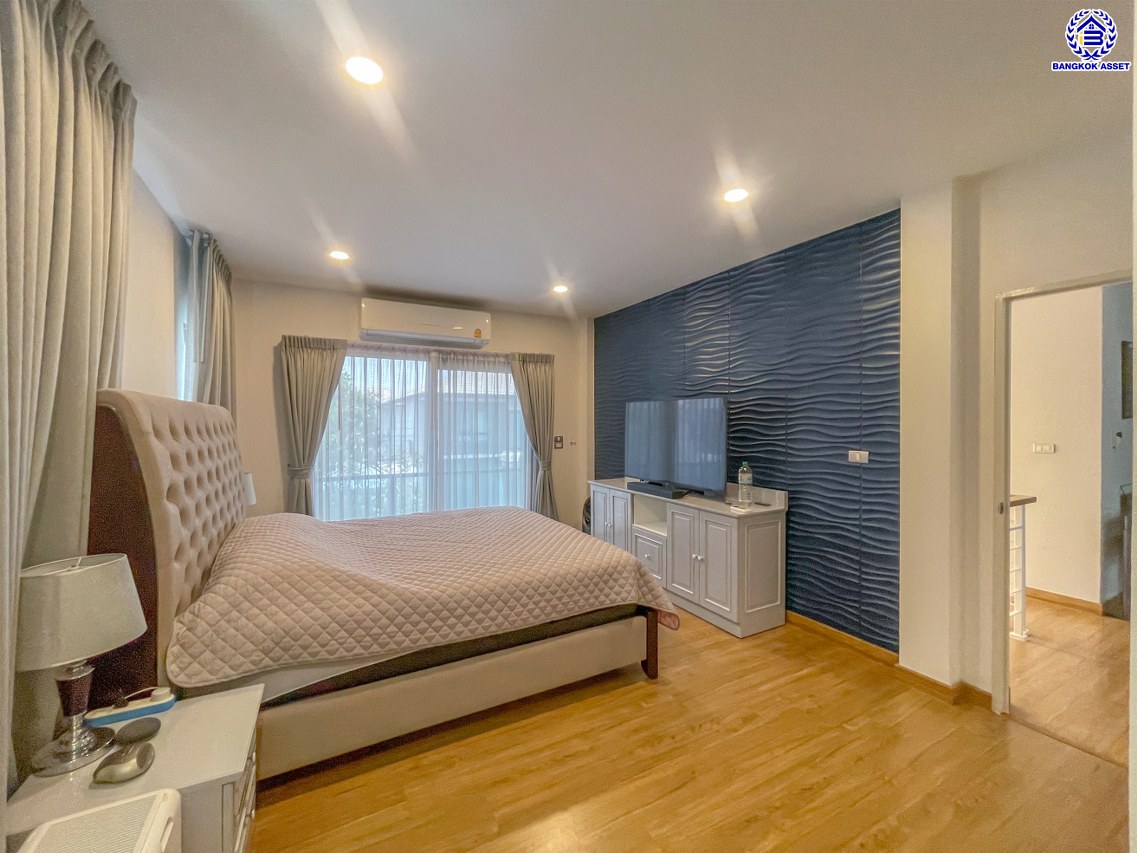 *****บ้านเดี่ยวมือสองกรุงเทพ โครงการ เซนโทร รามอินทรา-จตุโชติ เนื้อที่ 58.10 ตร.ว. พื้นที่ใช้สอย 225 ตร.ม. ฟังก์ชัน 4 ห้องนอน 3 ห้องน้ำ 2 ที่จอดรถ บนทำเลเดินทางสะดวก เชื่อมต่อถนนจตุโชติ, ถนนสุขาภิบาล5, ถนนหทัยราษฎร์, ถนนรัชดา-รามอินทรา ใกล้จุดขึ้นทางด่วน "รามอินทรา-อาจณรงค์(ฉลองรัช)" และ ใกล้แฟชั่นไอส์แลนด์, เดอะพรอมานาด