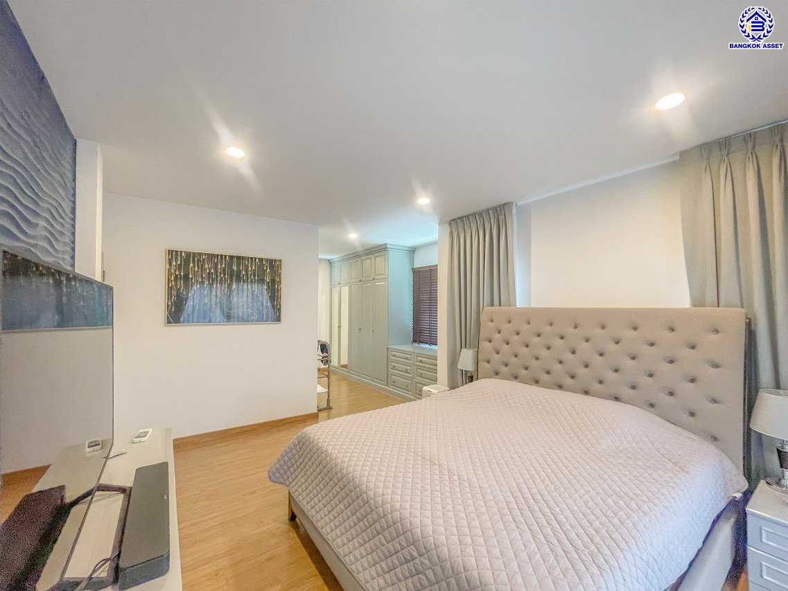 *****บ้านเดี่ยวมือสองกรุงเทพ โครงการ เซนโทร รามอินทรา-จตุโชติ เนื้อที่ 58.10 ตร.ว. พื้นที่ใช้สอย 225 ตร.ม. ฟังก์ชัน 4 ห้องนอน 3 ห้องน้ำ 2 ที่จอดรถ บนทำเลเดินทางสะดวก เชื่อมต่อถนนจตุโชติ, ถนนสุขาภิบาล5, ถนนหทัยราษฎร์, ถนนรัชดา-รามอินทรา ใกล้จุดขึ้นทางด่วน "รามอินทรา-อาจณรงค์(ฉลองรัช)" และ ใกล้แฟชั่นไอส์แลนด์, เดอะพรอมานาด