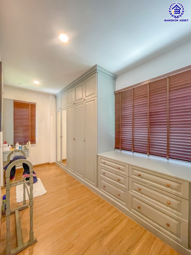 *****บ้านเดี่ยวมือสองกรุงเทพ โครงการ เซนโทร รามอินทรา-จตุโชติ เนื้อที่ 58.10 ตร.ว. พื้นที่ใช้สอย 225 ตร.ม. ฟังก์ชัน 4 ห้องนอน 3 ห้องน้ำ 2 ที่จอดรถ บนทำเลเดินทางสะดวก เชื่อมต่อถนนจตุโชติ, ถนนสุขาภิบาล5, ถนนหทัยราษฎร์, ถนนรัชดา-รามอินทรา ใกล้จุดขึ้นทางด่วน "รามอินทรา-อาจณรงค์(ฉลองรัช)" และ ใกล้แฟชั่นไอส์แลนด์, เดอะพรอมานาด