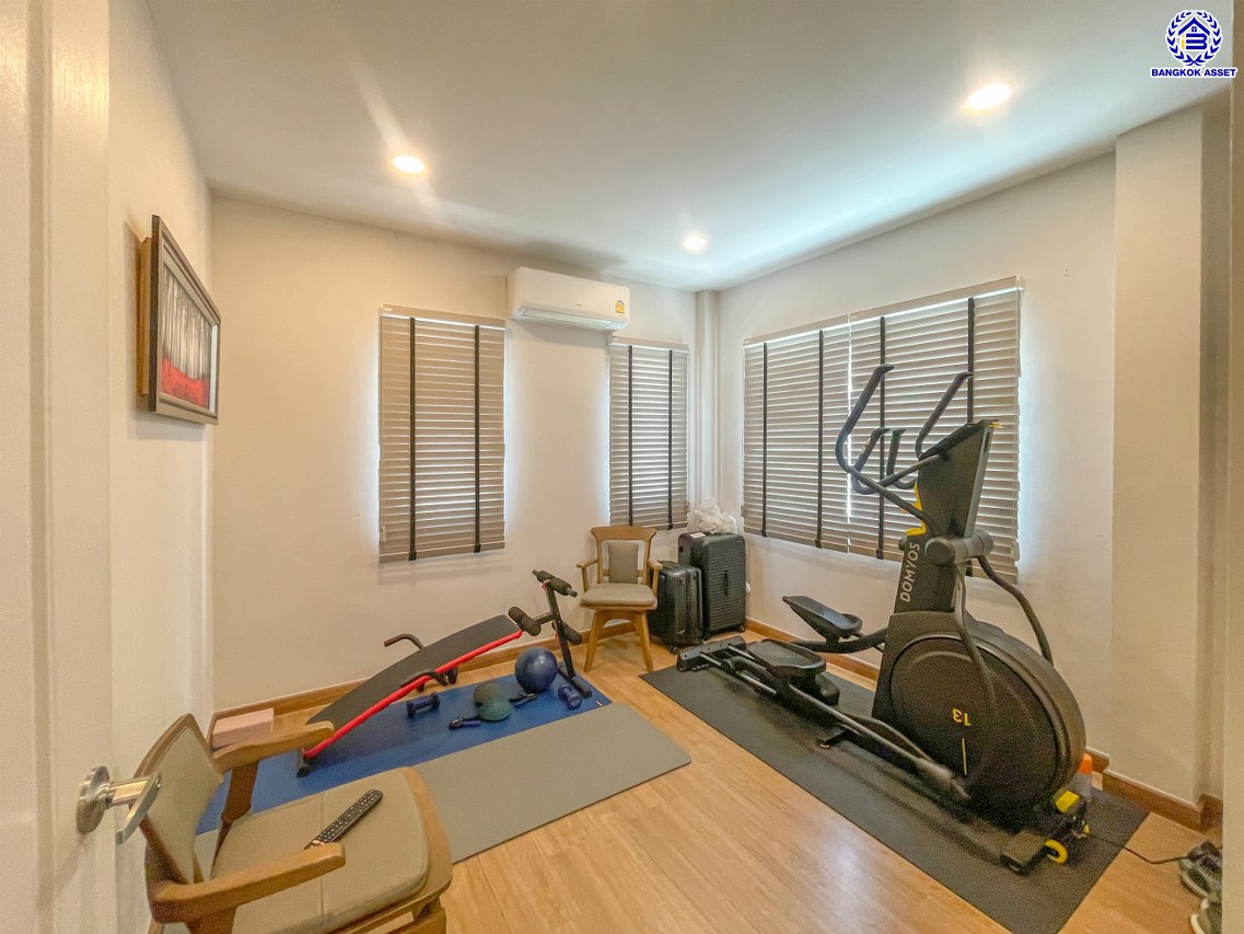 *****บ้านเดี่ยวมือสองกรุงเทพ โครงการ เซนโทร รามอินทรา-จตุโชติ เนื้อที่ 58.10 ตร.ว. พื้นที่ใช้สอย 225 ตร.ม. ฟังก์ชัน 4 ห้องนอน 3 ห้องน้ำ 2 ที่จอดรถ บนทำเลเดินทางสะดวก เชื่อมต่อถนนจตุโชติ, ถนนสุขาภิบาล5, ถนนหทัยราษฎร์, ถนนรัชดา-รามอินทรา ใกล้จุดขึ้นทางด่วน "รามอินทรา-อาจณรงค์(ฉลองรัช)" และ ใกล้แฟชั่นไอส์แลนด์, เดอะพรอมานาด