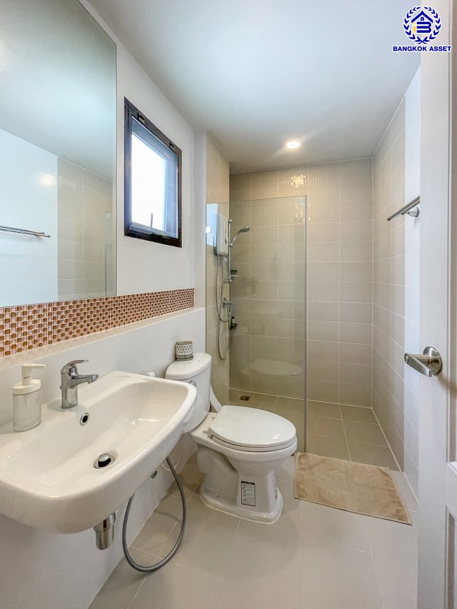 *****บ้านเดี่ยวมือสองกรุงเทพ โครงการ เซนโทร รามอินทรา-จตุโชติ เนื้อที่ 58.10 ตร.ว. พื้นที่ใช้สอย 225 ตร.ม. ฟังก์ชัน 4 ห้องนอน 3 ห้องน้ำ 2 ที่จอดรถ บนทำเลเดินทางสะดวก เชื่อมต่อถนนจตุโชติ, ถนนสุขาภิบาล5, ถนนหทัยราษฎร์, ถนนรัชดา-รามอินทรา ใกล้จุดขึ้นทางด่วน "รามอินทรา-อาจณรงค์(ฉลองรัช)" และ ใกล้แฟชั่นไอส์แลนด์, เดอะพรอมานาด