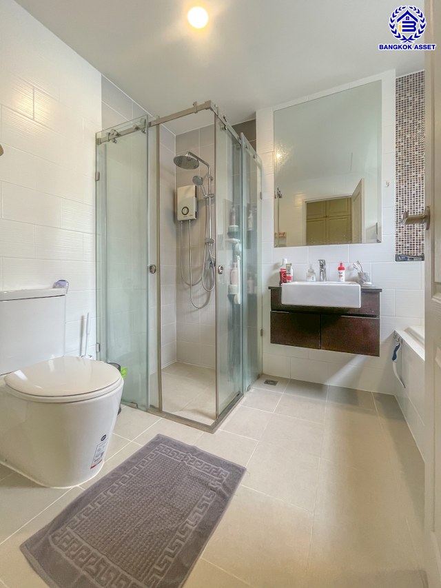 *****บ้านเดี่ยวมือสองกรุงเทพ โครงการ เซนโทร รามอินทรา-จตุโชติ เนื้อที่ 58.10 ตร.ว. พื้นที่ใช้สอย 225 ตร.ม. ฟังก์ชัน 4 ห้องนอน 3 ห้องน้ำ 2 ที่จอดรถ บนทำเลเดินทางสะดวก เชื่อมต่อถนนจตุโชติ, ถนนสุขาภิบาล5, ถนนหทัยราษฎร์, ถนนรัชดา-รามอินทรา ใกล้จุดขึ้นทางด่วน "รามอินทรา-อาจณรงค์(ฉลองรัช)" และ ใกล้แฟชั่นไอส์แลนด์, เดอะพรอมานาด