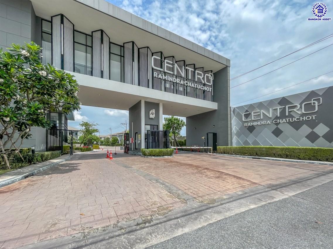 *****บ้านเดี่ยวมือสองกรุงเทพ โครงการ เซนโทร รามอินทรา-จตุโชติ เนื้อที่ 58.10 ตร.ว. พื้นที่ใช้สอย 225 ตร.ม. ฟังก์ชัน 4 ห้องนอน 3 ห้องน้ำ 2 ที่จอดรถ บนทำเลเดินทางสะดวก เชื่อมต่อถนนจตุโชติ, ถนนสุขาภิบาล5, ถนนหทัยราษฎร์, ถนนรัชดา-รามอินทรา ใกล้จุดขึ้นทางด่วน "รามอินทรา-อาจณรงค์(ฉลองรัช)" และ ใกล้แฟชั่นไอส์แลนด์, เดอะพรอมานาด