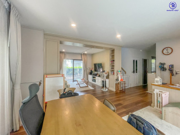 *****บ้านเดี่ยวมือสองกรุงเทพ โครงการ เซนโทร รามอินทรา-จตุโชติ เนื้อที่ 58.10 ตร.ว. พื้นที่ใช้สอย 225 ตร.ม. ฟังก์ชัน 4 ห้องนอน 3 ห้องน้ำ 2 ที่จอดรถ บนทำเลเดินทางสะดวก เชื่อมต่อถนนจตุโชติ, ถนนสุขาภิบาล5, ถนนหทัยราษฎร์, ถนนรัชดา-รามอินทรา ใกล้จุดขึ้นทางด่วน "รามอินทรา-อาจณรงค์(ฉลองรัช)" และ ใกล้แฟชั่นไอส์แลนด์, เดอะพรอมานาด