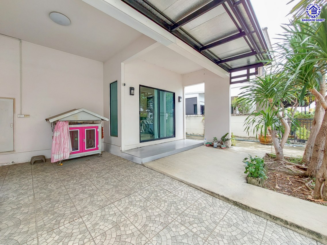 *****บ้านแฝดมือสองนนทบุรี โครงการ โมดิวิลล่า บางบัวทอง เนื้อที่ 41 ตร.ว. พื้นที่ใช้สอย 150 ตร.ม. ฟังก์ชัน 3 ห้องนอน 2 ห้องน้ำ 2 ที่จอดรถ สภาพดีพร้อมเข้าอยู่ บนทำเลติดกาญจนาภิเษก ใกล้เซ็นทรัลเวสต์เกต และรถไฟฟ้าสายสีม่วง "สถานีคลองบางไผ่"