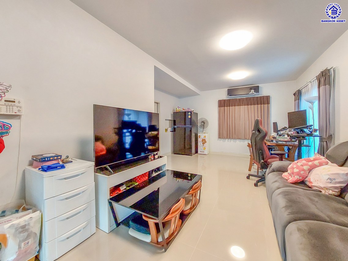 *****บ้านแฝดมือสองนนทบุรี โครงการ โมดิวิลล่า บางบัวทอง เนื้อที่ 41 ตร.ว. พื้นที่ใช้สอย 150 ตร.ม. ฟังก์ชัน 3 ห้องนอน 2 ห้องน้ำ 2 ที่จอดรถ สภาพดีพร้อมเข้าอยู่ บนทำเลติดกาญจนาภิเษก ใกล้เซ็นทรัลเวสต์เกต และรถไฟฟ้าสายสีม่วง "สถานีคลองบางไผ่"