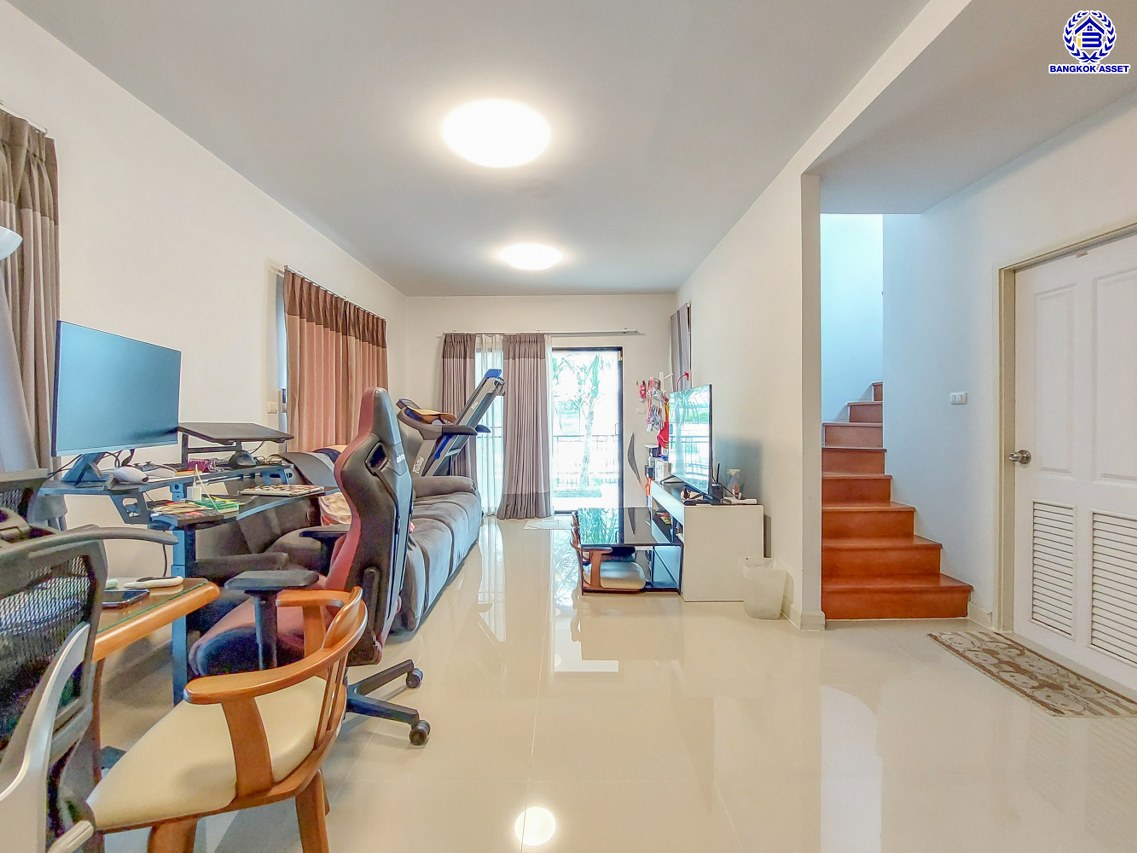 *****บ้านแฝดมือสองนนทบุรี โครงการ โมดิวิลล่า บางบัวทอง เนื้อที่ 41 ตร.ว. พื้นที่ใช้สอย 150 ตร.ม. ฟังก์ชัน 3 ห้องนอน 2 ห้องน้ำ 2 ที่จอดรถ สภาพดีพร้อมเข้าอยู่ บนทำเลติดกาญจนาภิเษก ใกล้เซ็นทรัลเวสต์เกต และรถไฟฟ้าสายสีม่วง "สถานีคลองบางไผ่"