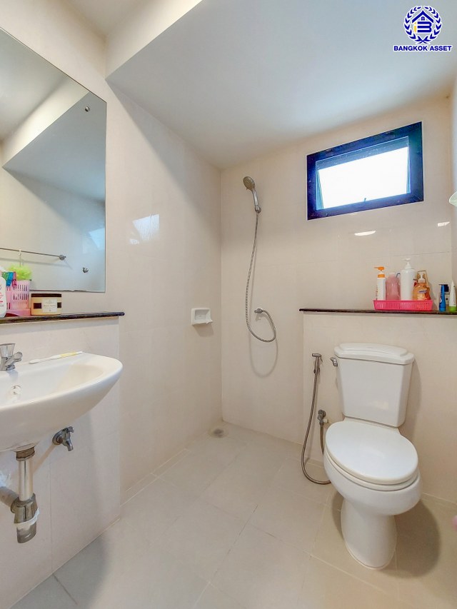 *****บ้านแฝดมือสองนนทบุรี โครงการ โมดิวิลล่า บางบัวทอง เนื้อที่ 41 ตร.ว. พื้นที่ใช้สอย 150 ตร.ม. ฟังก์ชัน 3 ห้องนอน 2 ห้องน้ำ 2 ที่จอดรถ สภาพดีพร้อมเข้าอยู่ บนทำเลติดกาญจนาภิเษก ใกล้เซ็นทรัลเวสต์เกต และรถไฟฟ้าสายสีม่วง "สถานีคลองบางไผ่"