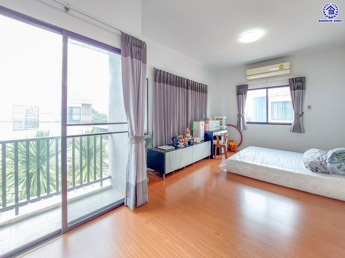 *****บ้านแฝดมือสองนนทบุรี โครงการ โมดิวิลล่า บางบัวทอง เนื้อที่ 41 ตร.ว. พื้นที่ใช้สอย 150 ตร.ม. ฟังก์ชัน 3 ห้องนอน 2 ห้องน้ำ 2 ที่จอดรถ สภาพดีพร้อมเข้าอยู่ บนทำเลติดกาญจนาภิเษก ใกล้เซ็นทรัลเวสต์เกต และรถไฟฟ้าสายสีม่วง "สถานีคลองบางไผ่"