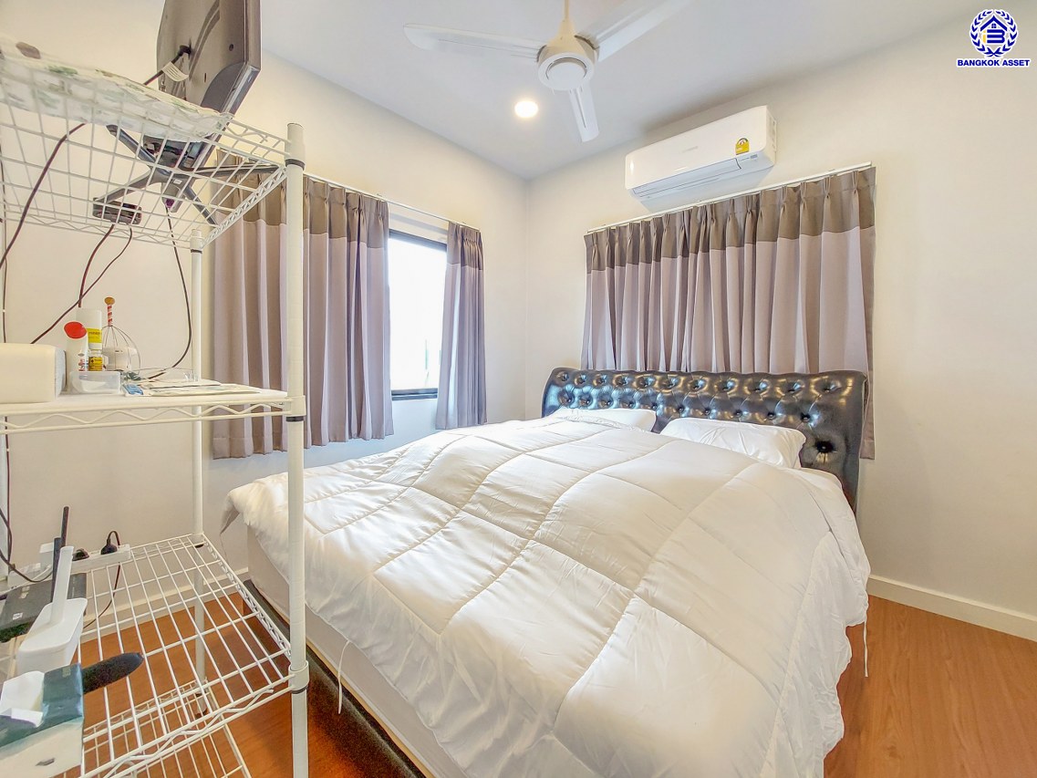 *****บ้านแฝดมือสองนนทบุรี โครงการ โมดิวิลล่า บางบัวทอง เนื้อที่ 41 ตร.ว. พื้นที่ใช้สอย 150 ตร.ม. ฟังก์ชัน 3 ห้องนอน 2 ห้องน้ำ 2 ที่จอดรถ สภาพดีพร้อมเข้าอยู่ บนทำเลติดกาญจนาภิเษก ใกล้เซ็นทรัลเวสต์เกต และรถไฟฟ้าสายสีม่วง "สถานีคลองบางไผ่"