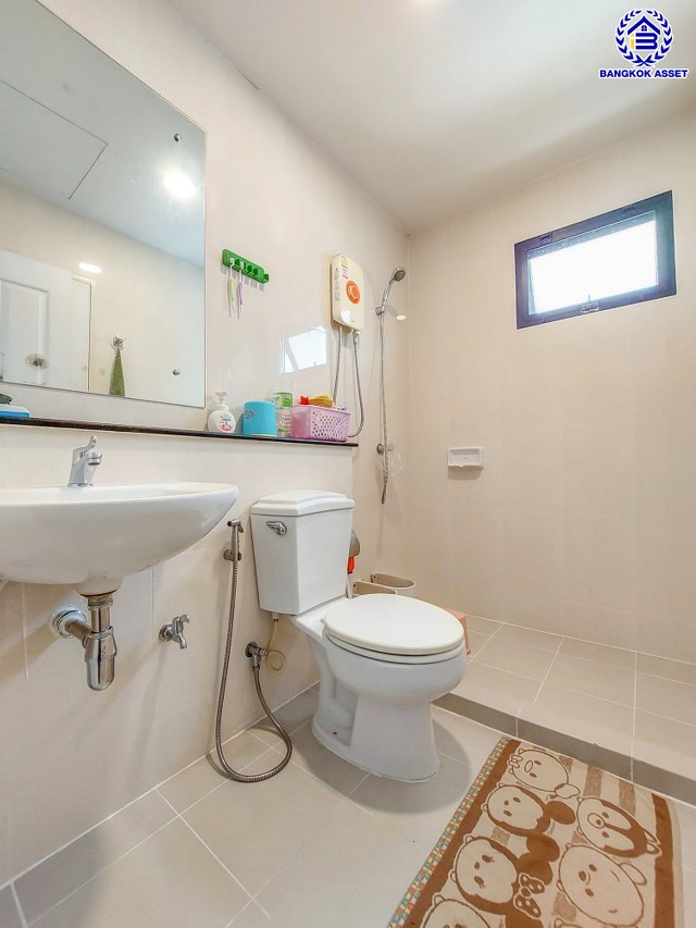 *****บ้านแฝดมือสองนนทบุรี โครงการ โมดิวิลล่า บางบัวทอง เนื้อที่ 41 ตร.ว. พื้นที่ใช้สอย 150 ตร.ม. ฟังก์ชัน 3 ห้องนอน 2 ห้องน้ำ 2 ที่จอดรถ สภาพดีพร้อมเข้าอยู่ บนทำเลติดกาญจนาภิเษก ใกล้เซ็นทรัลเวสต์เกต และรถไฟฟ้าสายสีม่วง "สถานีคลองบางไผ่"