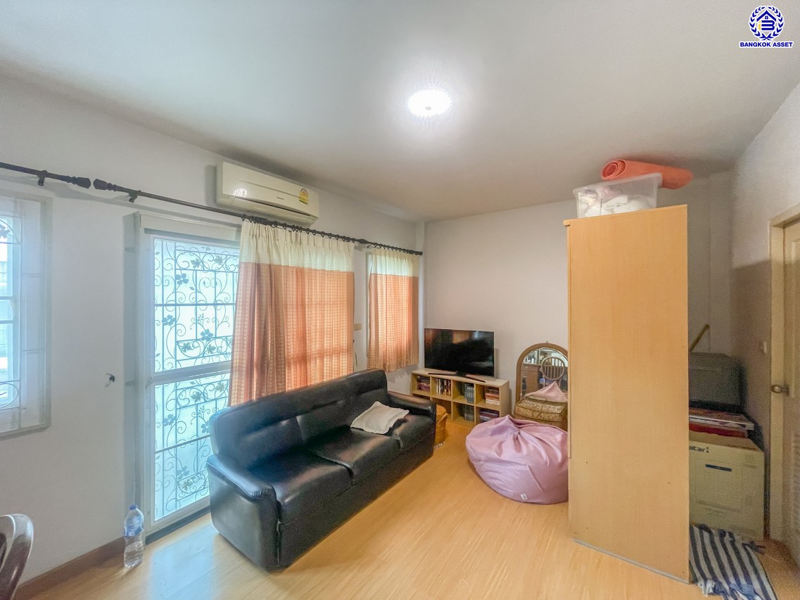 *****ทาวน์เฮ้าส์มือสองนนทบุรี โครงการ ซอยนวนิช ปากเกร็ด เนื้อที่ 20.20 ตร.ว. พื้นที่ใช้สอย 180 ตร.ม. พร้อมฟังก์ชัน 3 ห้องนอน 3 ห้องน้ำ จอดรถได้ 2 คัน บนทำเลเมือง ใกล้เซ็นทรัลแจ้งวัฒนะ จุดขึ้นทางด่วน "แจ้งวัฒนะ" และรถไฟฟ้าสายสีชมพู "สถานีเลี่ยงเมืองปากเกร็ด"