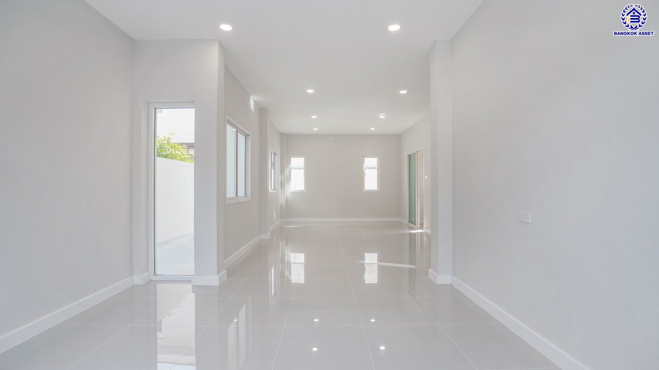 บ้านมือสองตกแต่งใหม่ โครงการ ปริญญดา ไลท์ พระราม5 บนเนื้อที่ 37.5 ตร.ว. พื้นที่ใช้สอย 182.14 ตร.ม. ฟังก์ชันจัดเต็ม 3 ห้องนอน 3 ห้องน้ำ จอดรถได้ 2 คัน บนทำเลศักยภาพ ติดถนนราชพฤกษ์ เชื่อมต่อหลายเส้นทาง ใกล้โรงเรียนเด่นหล้า, รถไฟฟ้าสายสีม่วง "สถานีบางรักใหญ่" และจุดขึ้นทางด่วน "ศรีรัช"