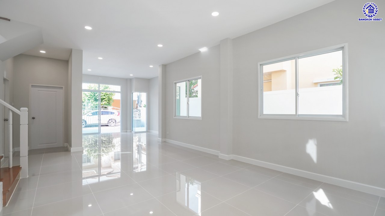 บ้านมือสองตกแต่งใหม่ โครงการ ปริญญดา ไลท์ พระราม5 บนเนื้อที่ 37.5 ตร.ว. พื้นที่ใช้สอย 182.14 ตร.ม. ฟังก์ชันจัดเต็ม 3 ห้องนอน 3 ห้องน้ำ จอดรถได้ 2 คัน บนทำเลศักยภาพ ติดถนนราชพฤกษ์ เชื่อมต่อหลายเส้นทาง ใกล้โรงเรียนเด่นหล้า, รถไฟฟ้าสายสีม่วง "สถานีบางรักใหญ่" และจุดขึ้นทางด่วน "ศรีรัช"