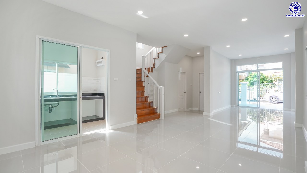 บ้านมือสองตกแต่งใหม่ โครงการ ปริญญดา ไลท์ พระราม5 บนเนื้อที่ 37.5 ตร.ว. พื้นที่ใช้สอย 182.14 ตร.ม. ฟังก์ชันจัดเต็ม 3 ห้องนอน 3 ห้องน้ำ จอดรถได้ 2 คัน บนทำเลศักยภาพ ติดถนนราชพฤกษ์ เชื่อมต่อหลายเส้นทาง ใกล้โรงเรียนเด่นหล้า, รถไฟฟ้าสายสีม่วง "สถานีบางรักใหญ่" และจุดขึ้นทางด่วน "ศรีรัช"