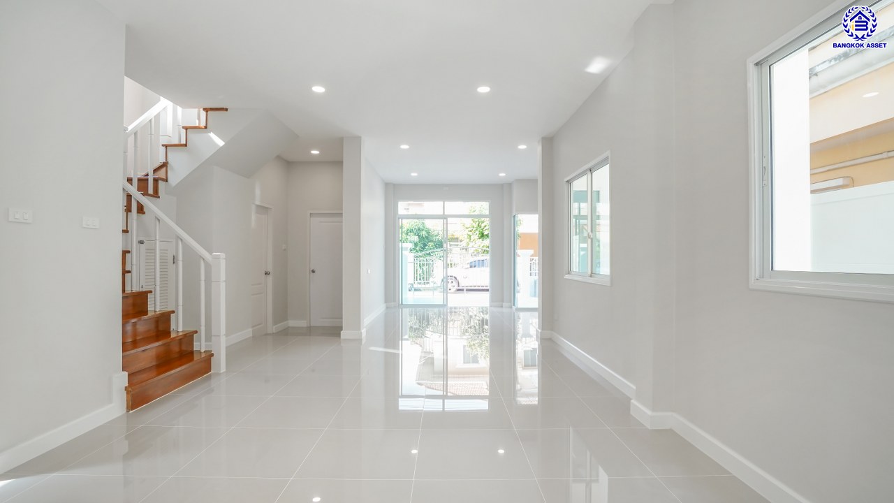 บ้านมือสองตกแต่งใหม่ โครงการ ปริญญดา ไลท์ พระราม5 บนเนื้อที่ 37.5 ตร.ว. พื้นที่ใช้สอย 182.14 ตร.ม. ฟังก์ชันจัดเต็ม 3 ห้องนอน 3 ห้องน้ำ จอดรถได้ 2 คัน บนทำเลศักยภาพ ติดถนนราชพฤกษ์ เชื่อมต่อหลายเส้นทาง ใกล้โรงเรียนเด่นหล้า, รถไฟฟ้าสายสีม่วง "สถานีบางรักใหญ่" และจุดขึ้นทางด่วน "ศรีรัช"