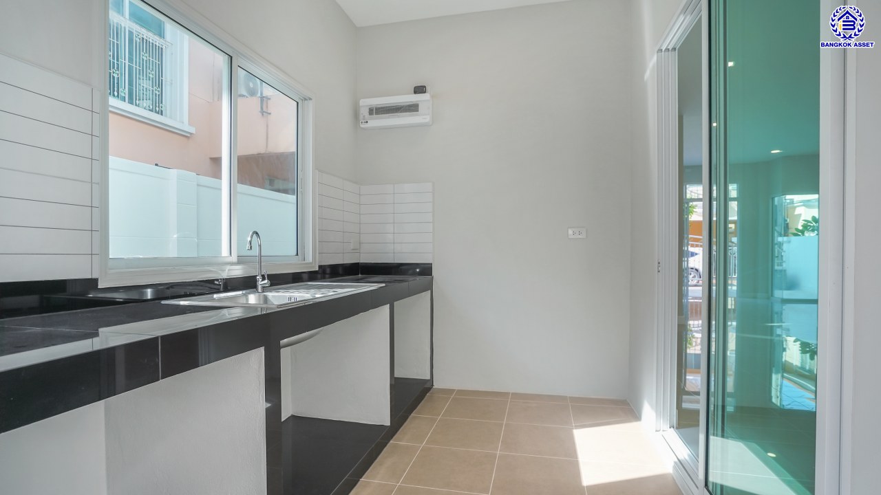 บ้านมือสองตกแต่งใหม่ โครงการ ปริญญดา ไลท์ พระราม5 บนเนื้อที่ 37.5 ตร.ว. พื้นที่ใช้สอย 182.14 ตร.ม. ฟังก์ชันจัดเต็ม 3 ห้องนอน 3 ห้องน้ำ จอดรถได้ 2 คัน บนทำเลศักยภาพ ติดถนนราชพฤกษ์ เชื่อมต่อหลายเส้นทาง ใกล้โรงเรียนเด่นหล้า, รถไฟฟ้าสายสีม่วง "สถานีบางรักใหญ่" และจุดขึ้นทางด่วน "ศรีรัช"