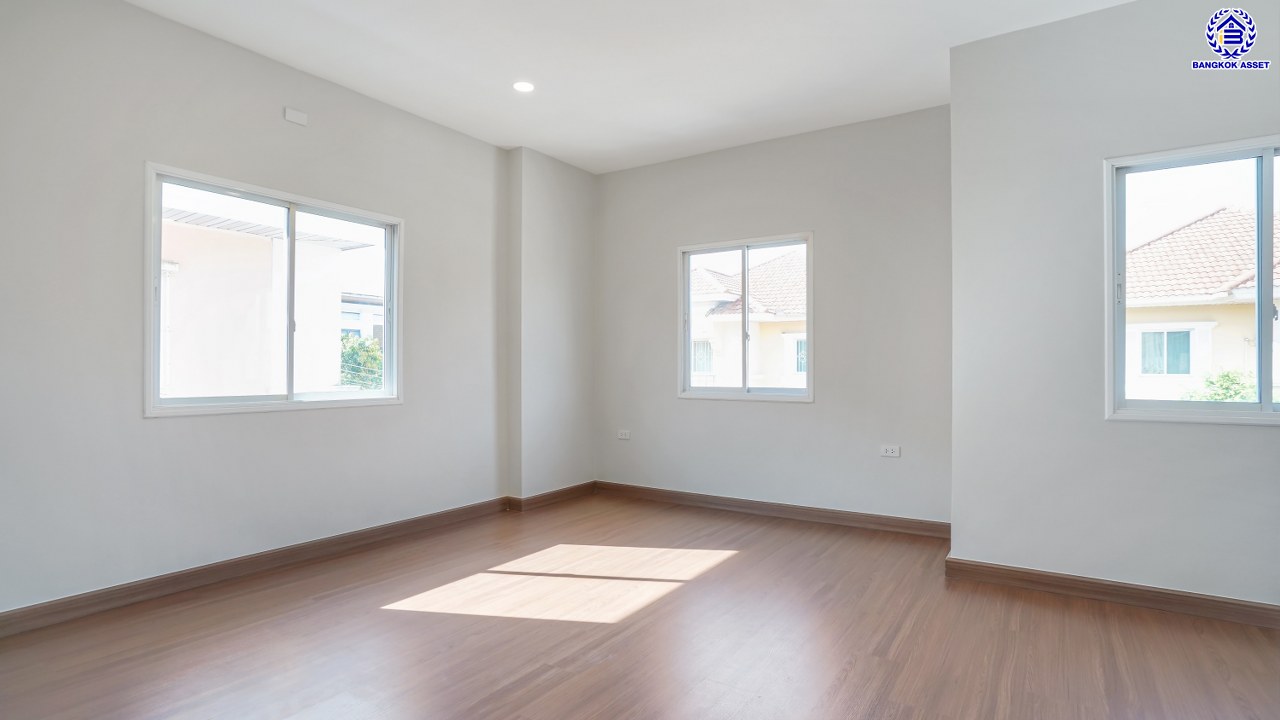 บ้านมือสองตกแต่งใหม่ โครงการ ปริญญดา ไลท์ พระราม5 บนเนื้อที่ 37.5 ตร.ว. พื้นที่ใช้สอย 182.14 ตร.ม. ฟังก์ชันจัดเต็ม 3 ห้องนอน 3 ห้องน้ำ จอดรถได้ 2 คัน บนทำเลศักยภาพ ติดถนนราชพฤกษ์ เชื่อมต่อหลายเส้นทาง ใกล้โรงเรียนเด่นหล้า, รถไฟฟ้าสายสีม่วง "สถานีบางรักใหญ่" และจุดขึ้นทางด่วน "ศรีรัช"