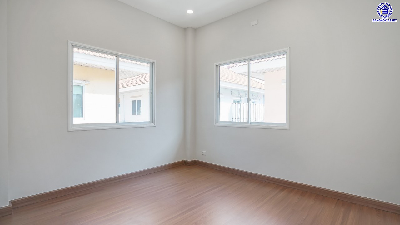 บ้านมือสองตกแต่งใหม่ โครงการ ปริญญดา ไลท์ พระราม5 บนเนื้อที่ 37.5 ตร.ว. พื้นที่ใช้สอย 182.14 ตร.ม. ฟังก์ชันจัดเต็ม 3 ห้องนอน 3 ห้องน้ำ จอดรถได้ 2 คัน บนทำเลศักยภาพ ติดถนนราชพฤกษ์ เชื่อมต่อหลายเส้นทาง ใกล้โรงเรียนเด่นหล้า, รถไฟฟ้าสายสีม่วง "สถานีบางรักใหญ่" และจุดขึ้นทางด่วน "ศรีรัช"