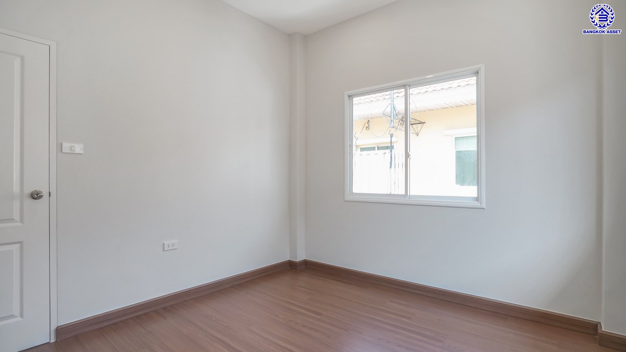 บ้านมือสองตกแต่งใหม่ โครงการ ปริญญดา ไลท์ พระราม5 บนเนื้อที่ 37.5 ตร.ว. พื้นที่ใช้สอย 182.14 ตร.ม. ฟังก์ชันจัดเต็ม 3 ห้องนอน 3 ห้องน้ำ จอดรถได้ 2 คัน บนทำเลศักยภาพ ติดถนนราชพฤกษ์ เชื่อมต่อหลายเส้นทาง ใกล้โรงเรียนเด่นหล้า, รถไฟฟ้าสายสีม่วง "สถานีบางรักใหญ่" และจุดขึ้นทางด่วน "ศรีรัช"