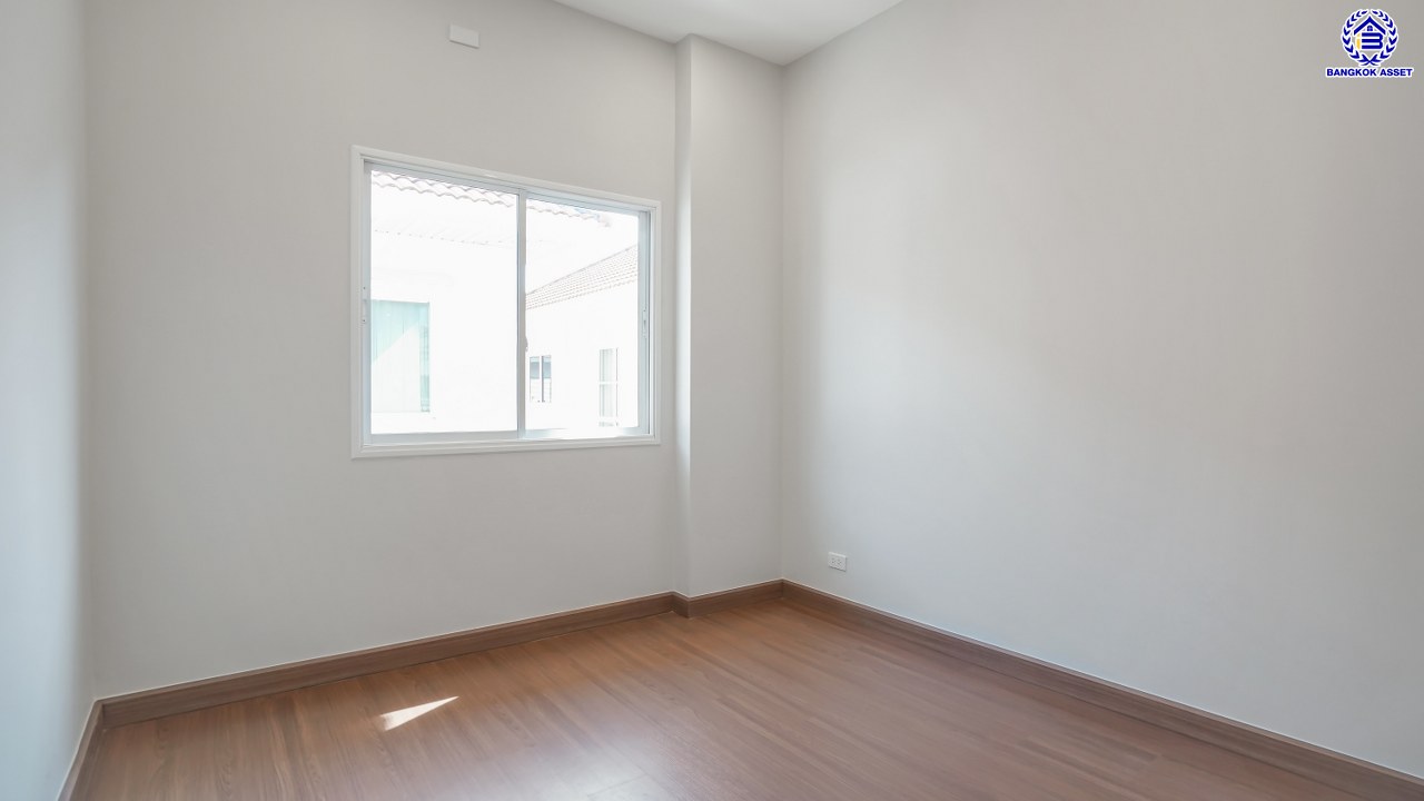 บ้านมือสองตกแต่งใหม่ โครงการ ปริญญดา ไลท์ พระราม5 บนเนื้อที่ 37.5 ตร.ว. พื้นที่ใช้สอย 182.14 ตร.ม. ฟังก์ชันจัดเต็ม 3 ห้องนอน 3 ห้องน้ำ จอดรถได้ 2 คัน บนทำเลศักยภาพ ติดถนนราชพฤกษ์ เชื่อมต่อหลายเส้นทาง ใกล้โรงเรียนเด่นหล้า, รถไฟฟ้าสายสีม่วง "สถานีบางรักใหญ่" และจุดขึ้นทางด่วน "ศรีรัช"