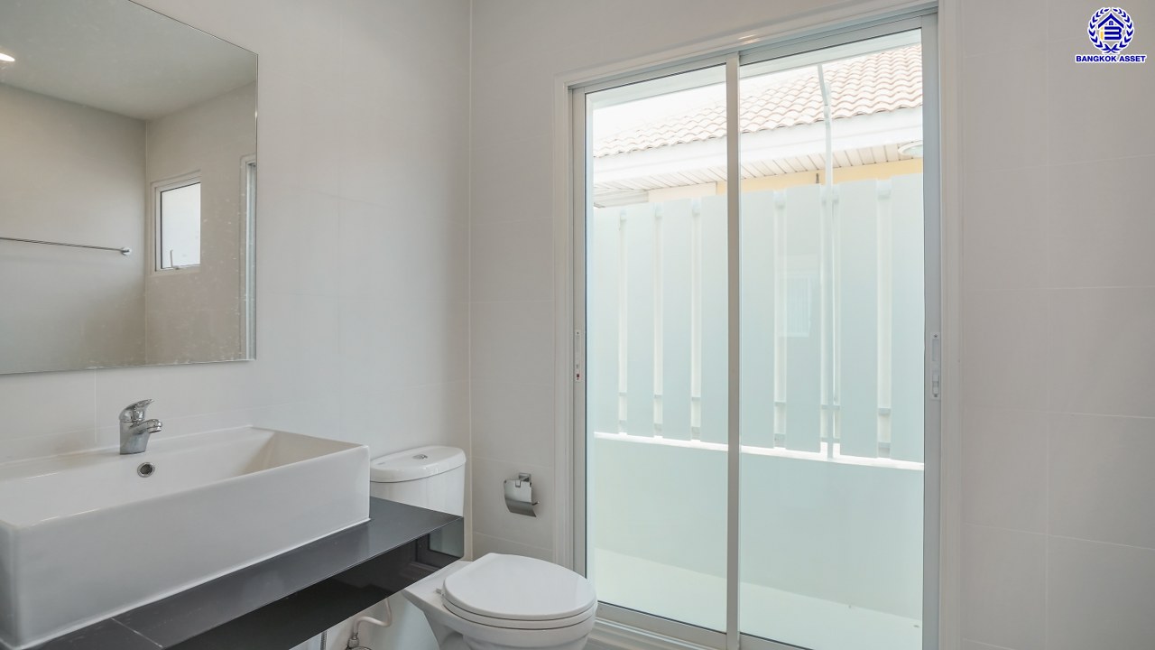 บ้านมือสองตกแต่งใหม่ โครงการ ปริญญดา ไลท์ พระราม5 บนเนื้อที่ 37.5 ตร.ว. พื้นที่ใช้สอย 182.14 ตร.ม. ฟังก์ชันจัดเต็ม 3 ห้องนอน 3 ห้องน้ำ จอดรถได้ 2 คัน บนทำเลศักยภาพ ติดถนนราชพฤกษ์ เชื่อมต่อหลายเส้นทาง ใกล้โรงเรียนเด่นหล้า, รถไฟฟ้าสายสีม่วง "สถานีบางรักใหญ่" และจุดขึ้นทางด่วน "ศรีรัช"