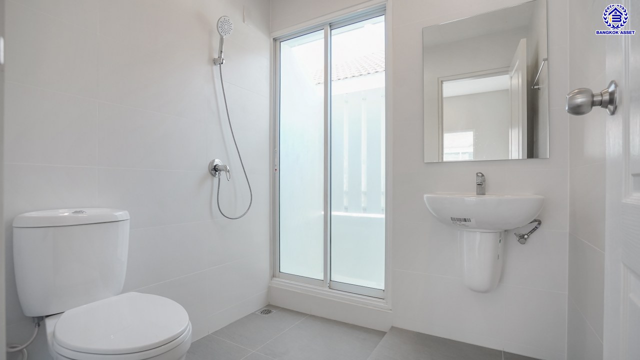 บ้านมือสองตกแต่งใหม่ โครงการ ปริญญดา ไลท์ พระราม5 บนเนื้อที่ 37.5 ตร.ว. พื้นที่ใช้สอย 182.14 ตร.ม. ฟังก์ชันจัดเต็ม 3 ห้องนอน 3 ห้องน้ำ จอดรถได้ 2 คัน บนทำเลศักยภาพ ติดถนนราชพฤกษ์ เชื่อมต่อหลายเส้นทาง ใกล้โรงเรียนเด่นหล้า, รถไฟฟ้าสายสีม่วง "สถานีบางรักใหญ่" และจุดขึ้นทางด่วน "ศรีรัช"