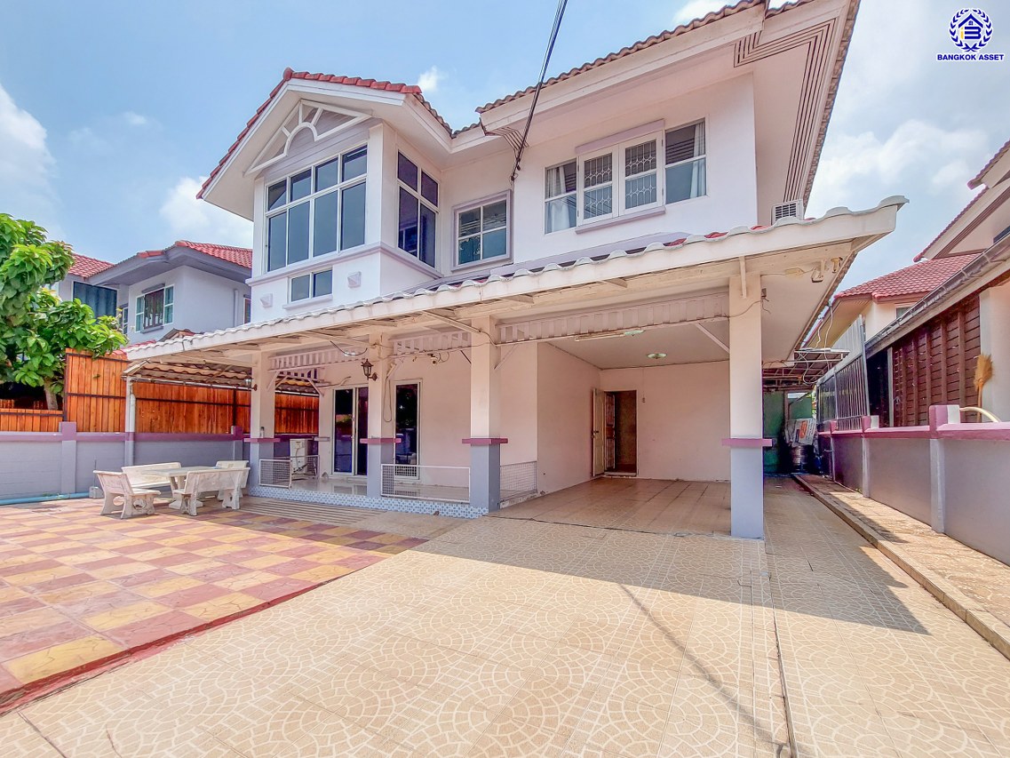 *****บ้านเดี่ยวมือสองนนทบุรี โครงการ รุ่งอรุณ กาญจนาภิเษก เนื้อที่ 54 ตร.ว. พื้นที่ใช้สอย 130 ตร.ม. ฟังก์ชัน 3 ห้องนอน 2 ห้องน้ำ จอดรถได้ 2 คัน บนทำเลศักยภาพ เดินทางสะดวก เชื่อมต่อถนนกาญจนาภิเษก, ถนนรัตนาธิเบศร์, ถนนนครอินทร์ ใกล้เซ็นทรัลเวสต์เกต และใกล้จุดขึ้นทางด่วน "ศรีรัช"