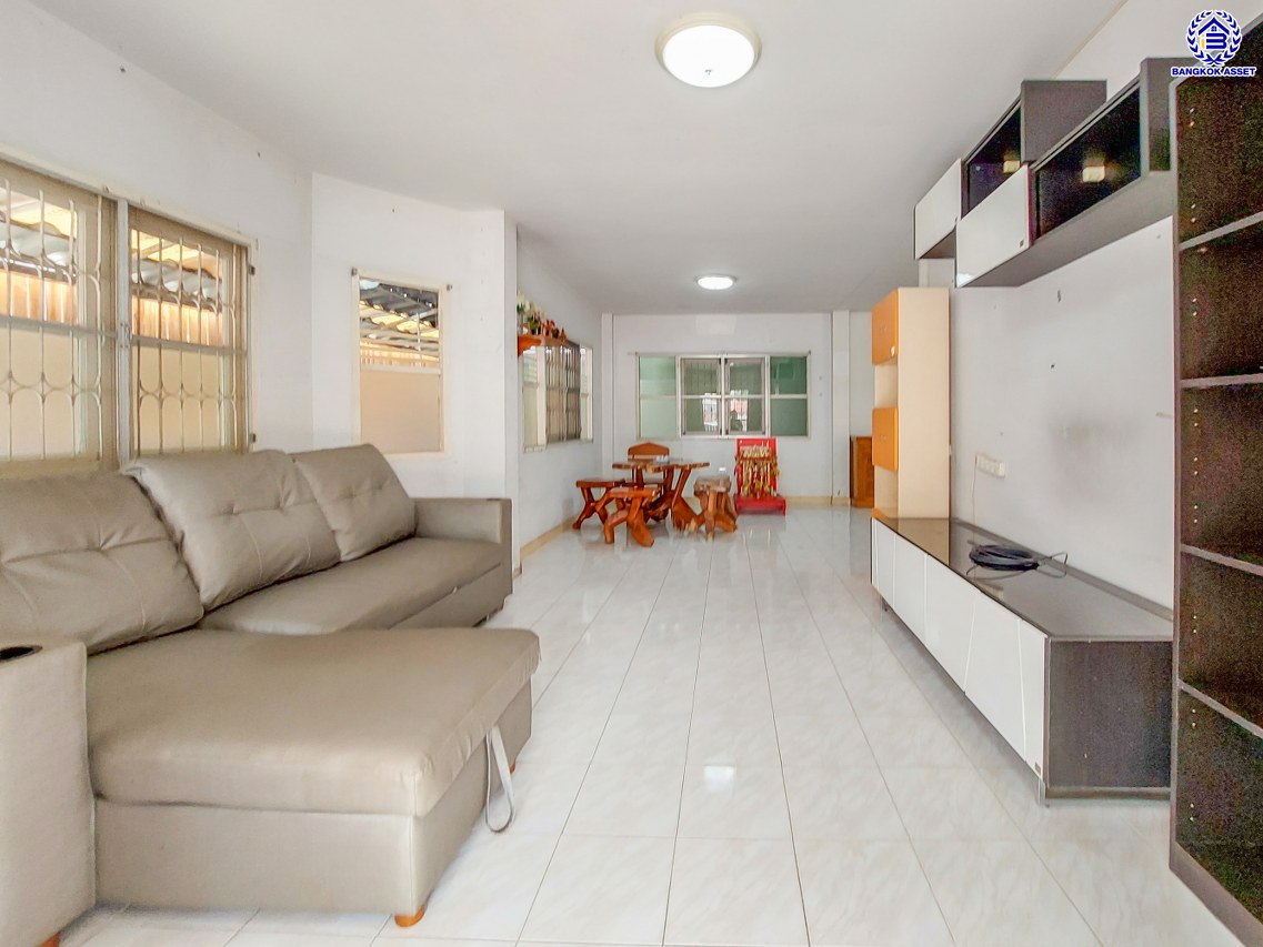 *****บ้านเดี่ยวมือสองนนทบุรี โครงการ รุ่งอรุณ กาญจนาภิเษก เนื้อที่ 54 ตร.ว. พื้นที่ใช้สอย 130 ตร.ม. ฟังก์ชัน 3 ห้องนอน 2 ห้องน้ำ จอดรถได้ 2 คัน บนทำเลศักยภาพ เดินทางสะดวก เชื่อมต่อถนนกาญจนาภิเษก, ถนนรัตนาธิเบศร์, ถนนนครอินทร์ ใกล้เซ็นทรัลเวสต์เกต และใกล้จุดขึ้นทางด่วน "ศรีรัช"