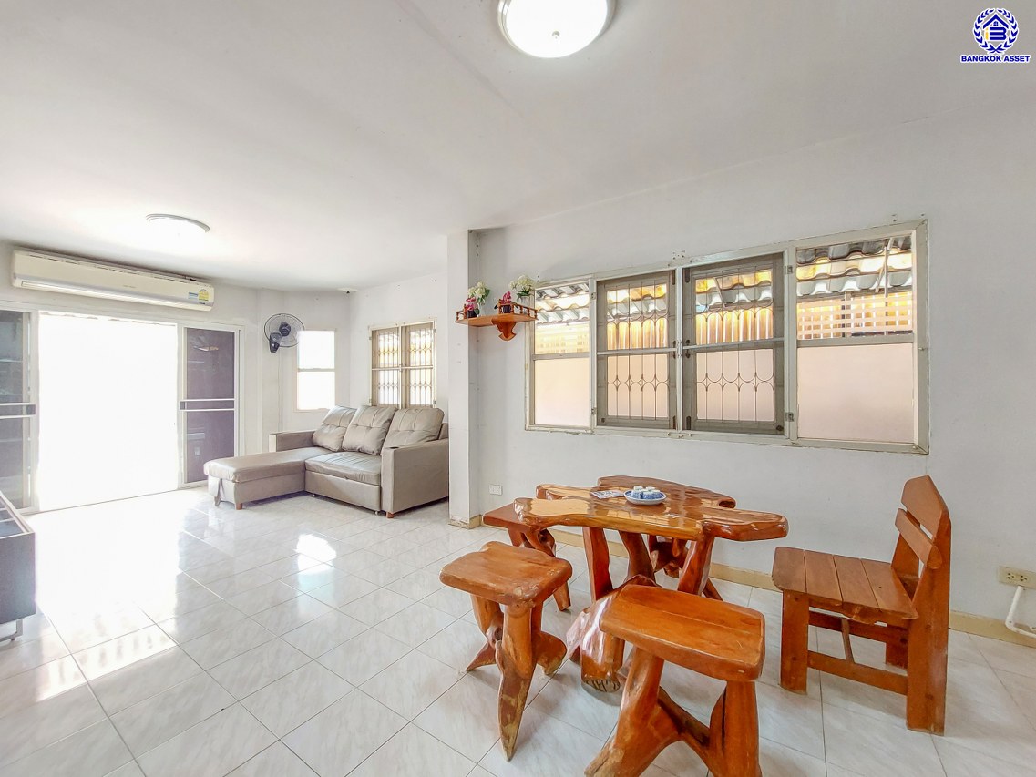 *****บ้านเดี่ยวมือสองนนทบุรี โครงการ รุ่งอรุณ กาญจนาภิเษก เนื้อที่ 54 ตร.ว. พื้นที่ใช้สอย 130 ตร.ม. ฟังก์ชัน 3 ห้องนอน 2 ห้องน้ำ จอดรถได้ 2 คัน บนทำเลศักยภาพ เดินทางสะดวก เชื่อมต่อถนนกาญจนาภิเษก, ถนนรัตนาธิเบศร์, ถนนนครอินทร์ ใกล้เซ็นทรัลเวสต์เกต และใกล้จุดขึ้นทางด่วน "ศรีรัช"