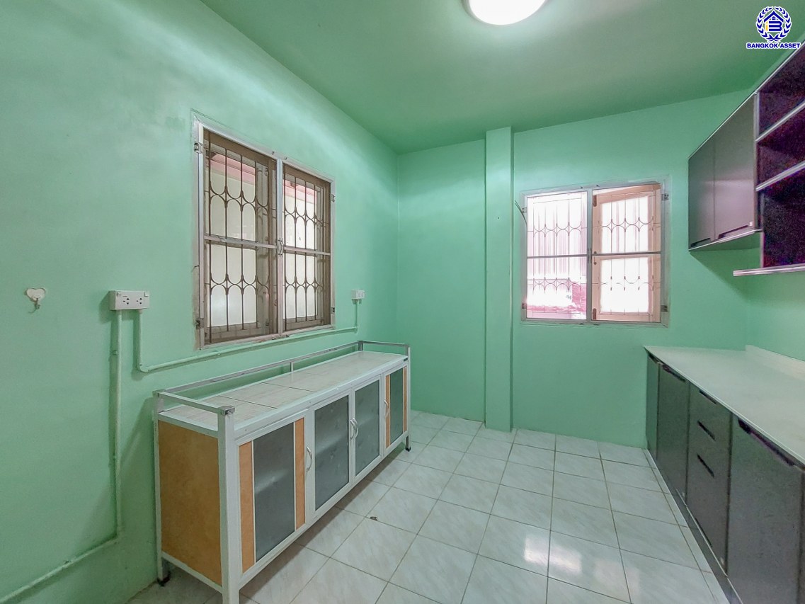 *****บ้านเดี่ยวมือสองนนทบุรี โครงการ รุ่งอรุณ กาญจนาภิเษก เนื้อที่ 54 ตร.ว. พื้นที่ใช้สอย 130 ตร.ม. ฟังก์ชัน 3 ห้องนอน 2 ห้องน้ำ จอดรถได้ 2 คัน บนทำเลศักยภาพ เดินทางสะดวก เชื่อมต่อถนนกาญจนาภิเษก, ถนนรัตนาธิเบศร์, ถนนนครอินทร์ ใกล้เซ็นทรัลเวสต์เกต และใกล้จุดขึ้นทางด่วน "ศรีรัช"