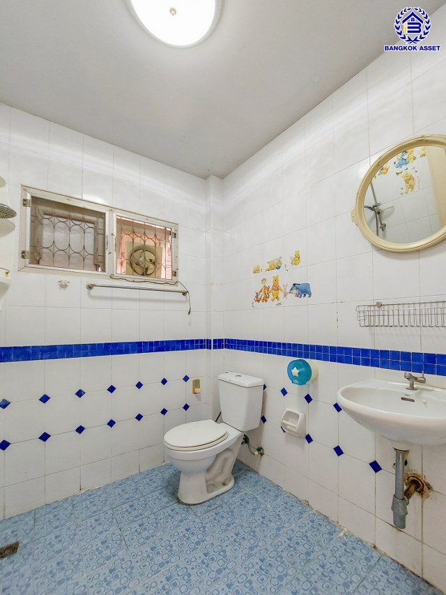 *****บ้านเดี่ยวมือสองนนทบุรี โครงการ รุ่งอรุณ กาญจนาภิเษก เนื้อที่ 54 ตร.ว. พื้นที่ใช้สอย 130 ตร.ม. ฟังก์ชัน 3 ห้องนอน 2 ห้องน้ำ จอดรถได้ 2 คัน บนทำเลศักยภาพ เดินทางสะดวก เชื่อมต่อถนนกาญจนาภิเษก, ถนนรัตนาธิเบศร์, ถนนนครอินทร์ ใกล้เซ็นทรัลเวสต์เกต และใกล้จุดขึ้นทางด่วน "ศรีรัช"