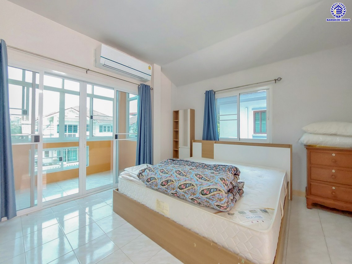 *****บ้านเดี่ยวมือสองนนทบุรี โครงการ รุ่งอรุณ กาญจนาภิเษก เนื้อที่ 54 ตร.ว. พื้นที่ใช้สอย 130 ตร.ม. ฟังก์ชัน 3 ห้องนอน 2 ห้องน้ำ จอดรถได้ 2 คัน บนทำเลศักยภาพ เดินทางสะดวก เชื่อมต่อถนนกาญจนาภิเษก, ถนนรัตนาธิเบศร์, ถนนนครอินทร์ ใกล้เซ็นทรัลเวสต์เกต และใกล้จุดขึ้นทางด่วน "ศรีรัช"