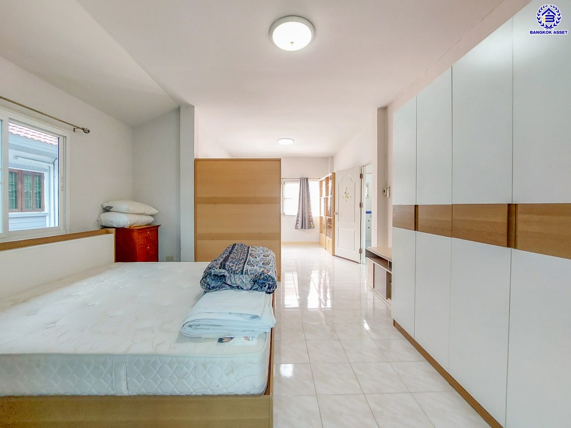 *****บ้านเดี่ยวมือสองนนทบุรี โครงการ รุ่งอรุณ กาญจนาภิเษก เนื้อที่ 54 ตร.ว. พื้นที่ใช้สอย 130 ตร.ม. ฟังก์ชัน 3 ห้องนอน 2 ห้องน้ำ จอดรถได้ 2 คัน บนทำเลศักยภาพ เดินทางสะดวก เชื่อมต่อถนนกาญจนาภิเษก, ถนนรัตนาธิเบศร์, ถนนนครอินทร์ ใกล้เซ็นทรัลเวสต์เกต และใกล้จุดขึ้นทางด่วน "ศรีรัช"