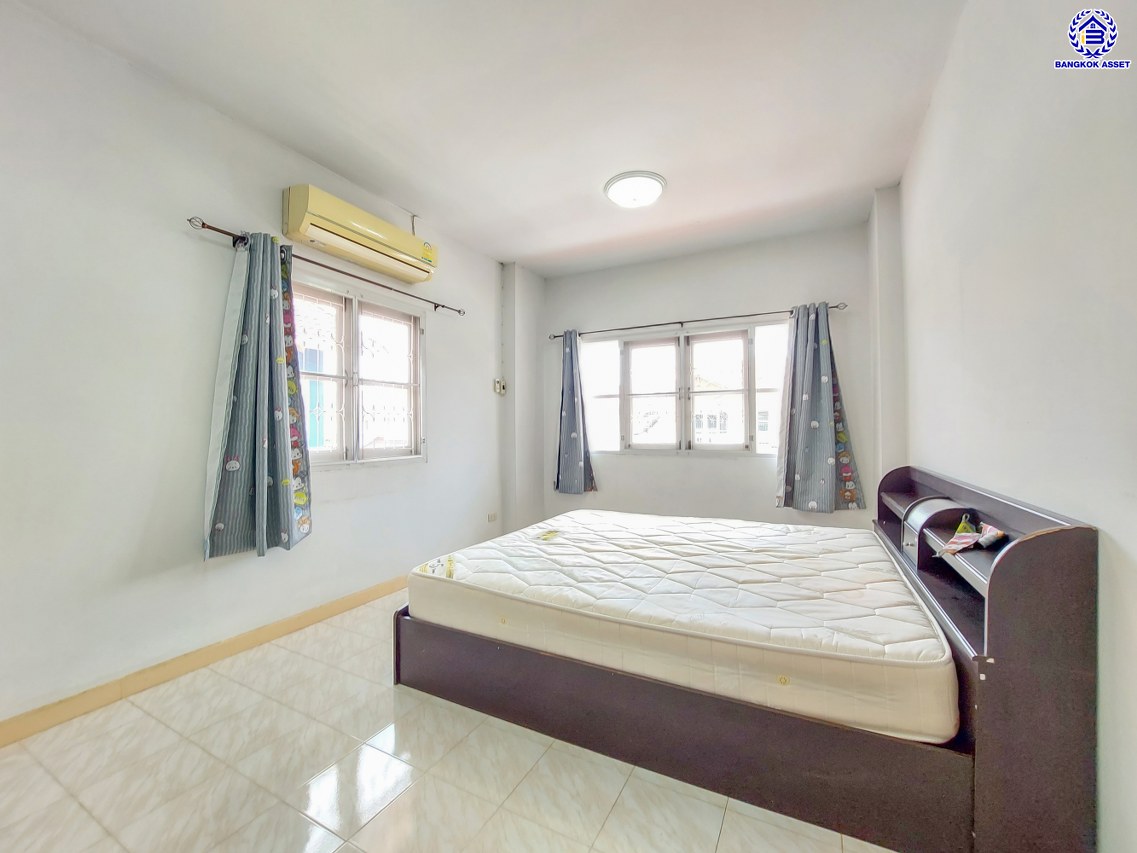 *****บ้านเดี่ยวมือสองนนทบุรี โครงการ รุ่งอรุณ กาญจนาภิเษก เนื้อที่ 54 ตร.ว. พื้นที่ใช้สอย 130 ตร.ม. ฟังก์ชัน 3 ห้องนอน 2 ห้องน้ำ จอดรถได้ 2 คัน บนทำเลศักยภาพ เดินทางสะดวก เชื่อมต่อถนนกาญจนาภิเษก, ถนนรัตนาธิเบศร์, ถนนนครอินทร์ ใกล้เซ็นทรัลเวสต์เกต และใกล้จุดขึ้นทางด่วน "ศรีรัช"