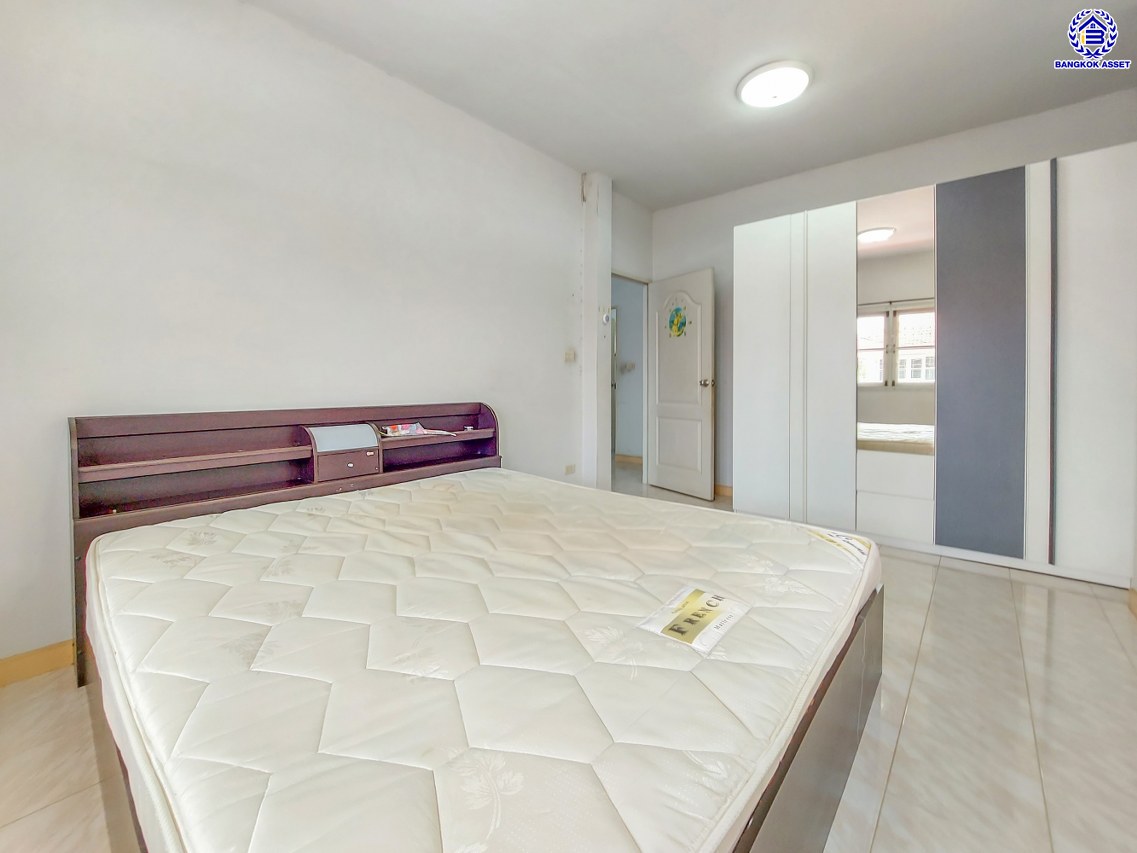 *****บ้านเดี่ยวมือสองนนทบุรี โครงการ รุ่งอรุณ กาญจนาภิเษก เนื้อที่ 54 ตร.ว. พื้นที่ใช้สอย 130 ตร.ม. ฟังก์ชัน 3 ห้องนอน 2 ห้องน้ำ จอดรถได้ 2 คัน บนทำเลศักยภาพ เดินทางสะดวก เชื่อมต่อถนนกาญจนาภิเษก, ถนนรัตนาธิเบศร์, ถนนนครอินทร์ ใกล้เซ็นทรัลเวสต์เกต และใกล้จุดขึ้นทางด่วน "ศรีรัช"