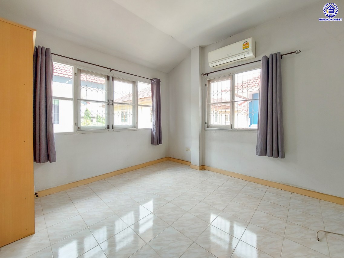 *****บ้านเดี่ยวมือสองนนทบุรี โครงการ รุ่งอรุณ กาญจนาภิเษก เนื้อที่ 54 ตร.ว. พื้นที่ใช้สอย 130 ตร.ม. ฟังก์ชัน 3 ห้องนอน 2 ห้องน้ำ จอดรถได้ 2 คัน บนทำเลศักยภาพ เดินทางสะดวก เชื่อมต่อถนนกาญจนาภิเษก, ถนนรัตนาธิเบศร์, ถนนนครอินทร์ ใกล้เซ็นทรัลเวสต์เกต และใกล้จุดขึ้นทางด่วน "ศรีรัช"