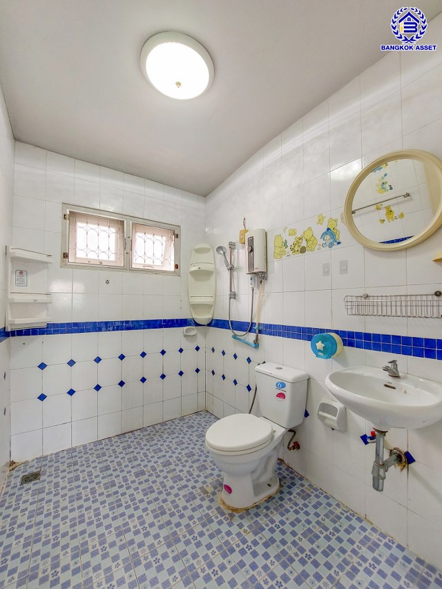 *****บ้านเดี่ยวมือสองนนทบุรี โครงการ รุ่งอรุณ กาญจนาภิเษก เนื้อที่ 54 ตร.ว. พื้นที่ใช้สอย 130 ตร.ม. ฟังก์ชัน 3 ห้องนอน 2 ห้องน้ำ จอดรถได้ 2 คัน บนทำเลศักยภาพ เดินทางสะดวก เชื่อมต่อถนนกาญจนาภิเษก, ถนนรัตนาธิเบศร์, ถนนนครอินทร์ ใกล้เซ็นทรัลเวสต์เกต และใกล้จุดขึ้นทางด่วน "ศรีรัช"