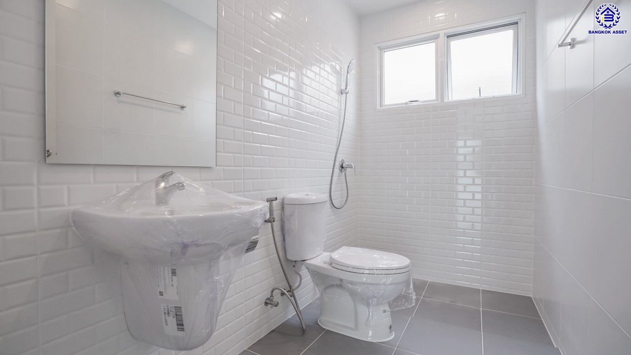 บ้านมือสองตกแต่งใหม่ โครงการ ชัยพฤกษ์ บางบัวทอง เนื้อที่ 78.4 ตร.ว. พื้นที่ใช้สอย 296.86 ตร.ม. ฟังก์ชัน 3 ห้องนอน 3 ห้องน้ำ จอดรถได้ 2 คัน พร้อม Facilities โครงการครบครัน ทำเลติดถนนบางกรวย-ไทรน้อย เชื่อมต่อถนนกาญจนาภิเษก ใกล้เซ็นทรัลเวสต์เกต และรถไฟฟ้าสายสีม่วง "สถานีบางพลู"