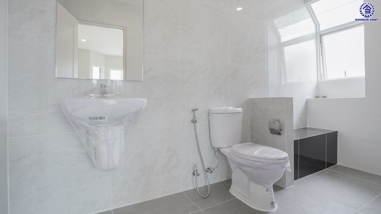 บ้านมือสองตกแต่งใหม่ โครงการ ชัยพฤกษ์ บางบัวทอง เนื้อที่ 78.4 ตร.ว. พื้นที่ใช้สอย 296.86 ตร.ม. ฟังก์ชัน 3 ห้องนอน 3 ห้องน้ำ จอดรถได้ 2 คัน พร้อม Facilities โครงการครบครัน ทำเลติดถนนบางกรวย-ไทรน้อย เชื่อมต่อถนนกาญจนาภิเษก ใกล้เซ็นทรัลเวสต์เกต และรถไฟฟ้าสายสีม่วง "สถานีบางพลู"