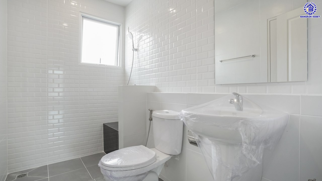 บ้านมือสองตกแต่งใหม่ โครงการ ชัยพฤกษ์ บางบัวทอง เนื้อที่ 78.4 ตร.ว. พื้นที่ใช้สอย 296.86 ตร.ม. ฟังก์ชัน 3 ห้องนอน 3 ห้องน้ำ จอดรถได้ 2 คัน พร้อม Facilities โครงการครบครัน ทำเลติดถนนบางกรวย-ไทรน้อย เชื่อมต่อถนนกาญจนาภิเษก ใกล้เซ็นทรัลเวสต์เกต และรถไฟฟ้าสายสีม่วง "สถานีบางพลู"