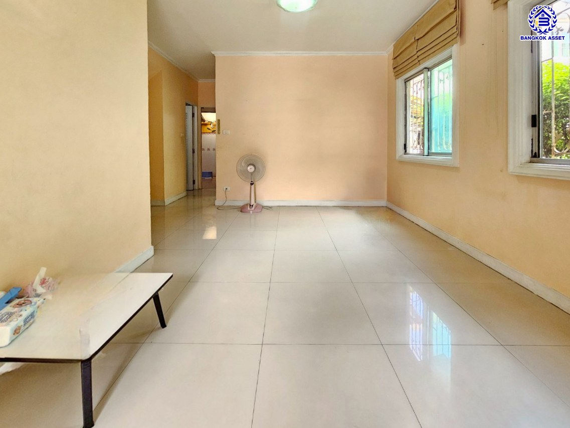 *****ทาวน์เฮ้าส์มือสองกรุงเทพ โครงการ พฤกษาวิลล์12A พหลโยธิน-สายไหม เนื้อที่กว้าง 27.10 ตร.ว. พื้นที่ใช้สอย 120 ตร.ม. ฟังก์ชัน 4 ห้องนอน 2 ห้องน้ำ 1 ที่จอดรถ บนทำเลดี เดินทางสะดวก เชื่อมต่อถนนลำลูกกา, ถนนพหลโยธิน ถนนวิภาวดี-รังสิต, ถนนหทัยราษฏร์ ใกล้รถไฟฟ้าสายสีเขียว "สถานีคูคต" จุดขึ้นทางด่วน "ฉลองรัช" และสนามบินดอนเมือง