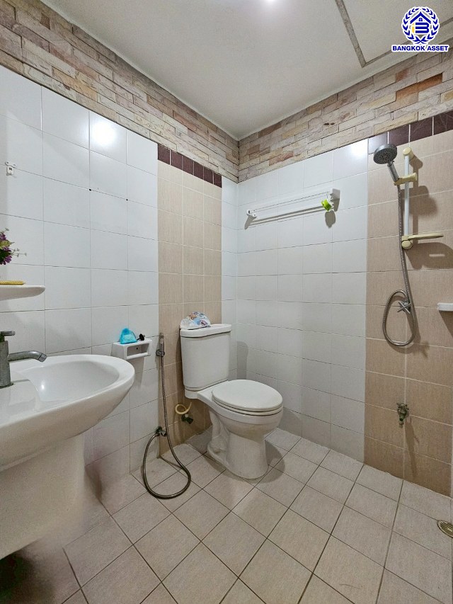 *****ทาวน์เฮ้าส์มือสองกรุงเทพ โครงการ พฤกษาวิลล์12A พหลโยธิน-สายไหม เนื้อที่กว้าง 27.10 ตร.ว. พื้นที่ใช้สอย 120 ตร.ม. ฟังก์ชัน 4 ห้องนอน 2 ห้องน้ำ 1 ที่จอดรถ บนทำเลดี เดินทางสะดวก เชื่อมต่อถนนลำลูกกา, ถนนพหลโยธิน ถนนวิภาวดี-รังสิต, ถนนหทัยราษฏร์ ใกล้รถไฟฟ้าสายสีเขียว "สถานีคูคต" จุดขึ้นทางด่วน "ฉลองรัช" และสนามบินดอนเมือง