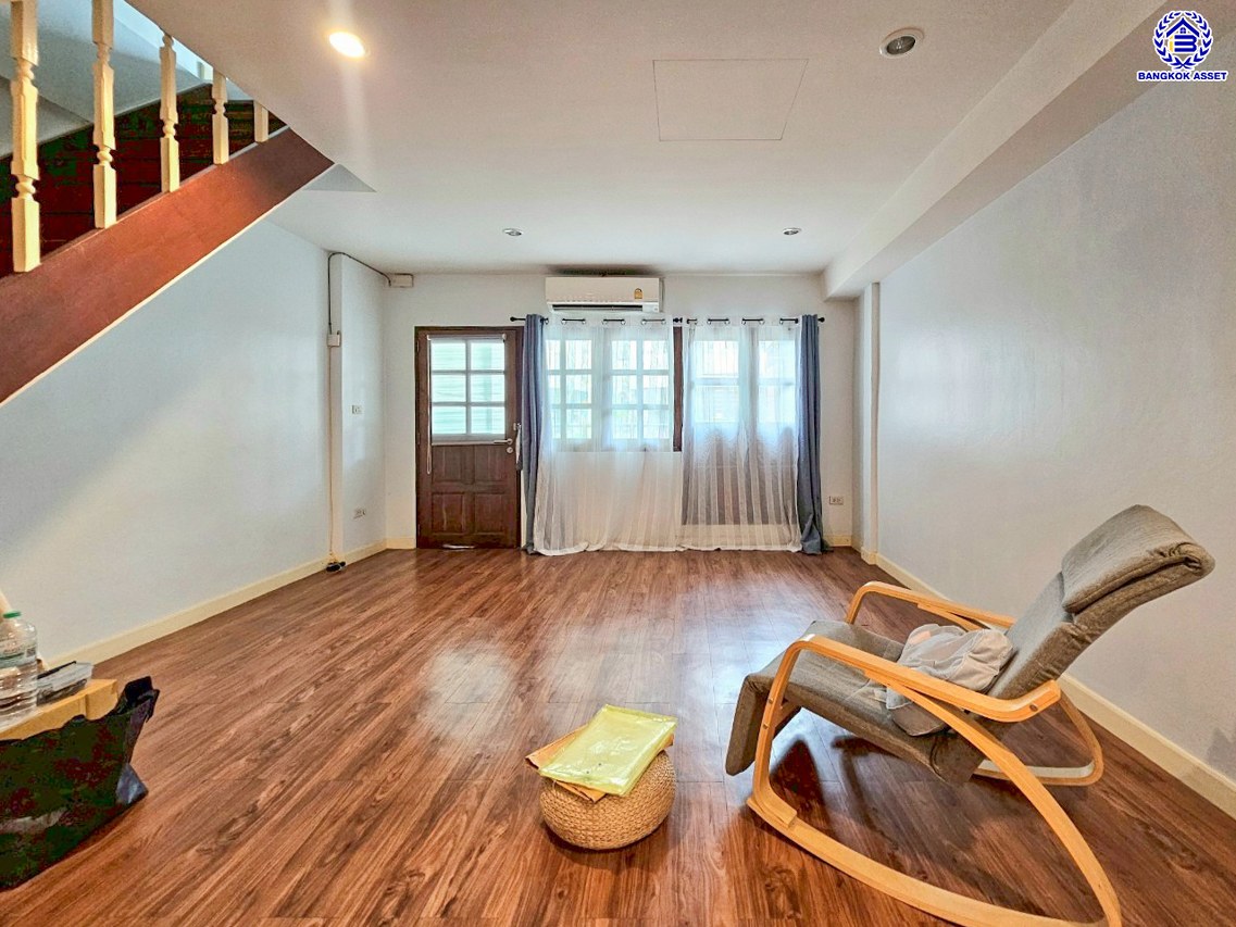 *****ทาวน์เฮ้าส์มือสองนนทบุรี โครงการ พิบูลย์การ์เด้นวิลล์ พิบูลย์สงคราม16 เนื้อที่ 18 ตร.ว. พื้นที่ใช้สอย 140 ตร.ม. ฟังก์ชัน 2 ห้องนอน 2 ห้องน้ำ จอดรถได้ 1 คัน  แถมฟรี! เครื่องปรับอากาศ 4 เครื่อง บนสุดยอดทำเล เชื่อมถนนพิบูลย์สงคราม, ถนนวงศ์สว่าง, ถนนนครอินทร์ และถนนติวานนท์ ใกล้จุดขึ้นทางด่วน "ศรีรัช-วงแหวนรอบนอก" ใกล้รถไฟฟ้า "สถานีแยกติวานนท์"